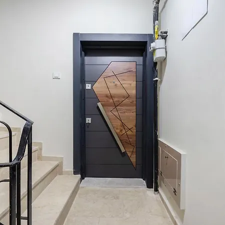 Apartment Steps Away From Historical